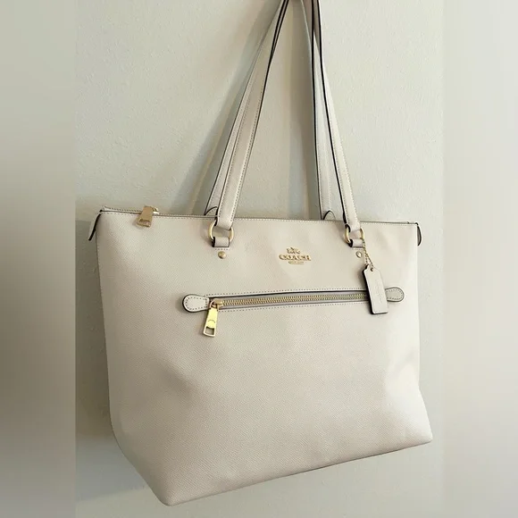 NWOT Coach Tote Pebbled Cream Leather Gold Hrdware Wonderful Mother’s Day Gift